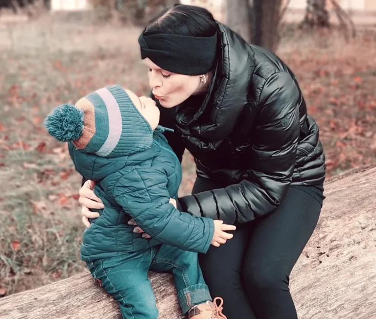 Foto von Patrizia küsst ihren Sohn. Das Kind ist nur rückseitig zu sehen